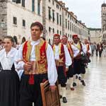 Sveana povorka sudionika kroz Stradun prije nastupa